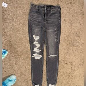 American Eagle Outfitters Gray Skinny Distressed Jeans (4 SHORT)